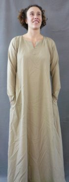 G485: Beige 12th century gown
